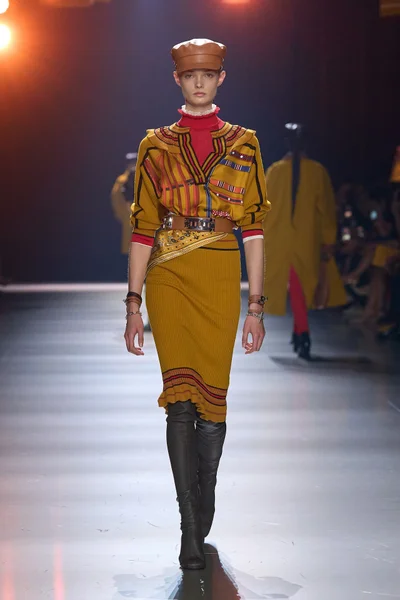 Look 10